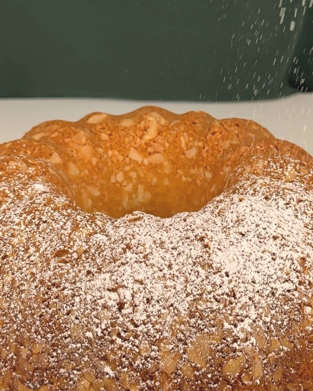 Discover our family’s beloved Vanilla Tuilband recipe a soft, moist, and fragrant Bundt cake infused with vanilla and lemon zest. Perfect for Sunday baking or any special moment.