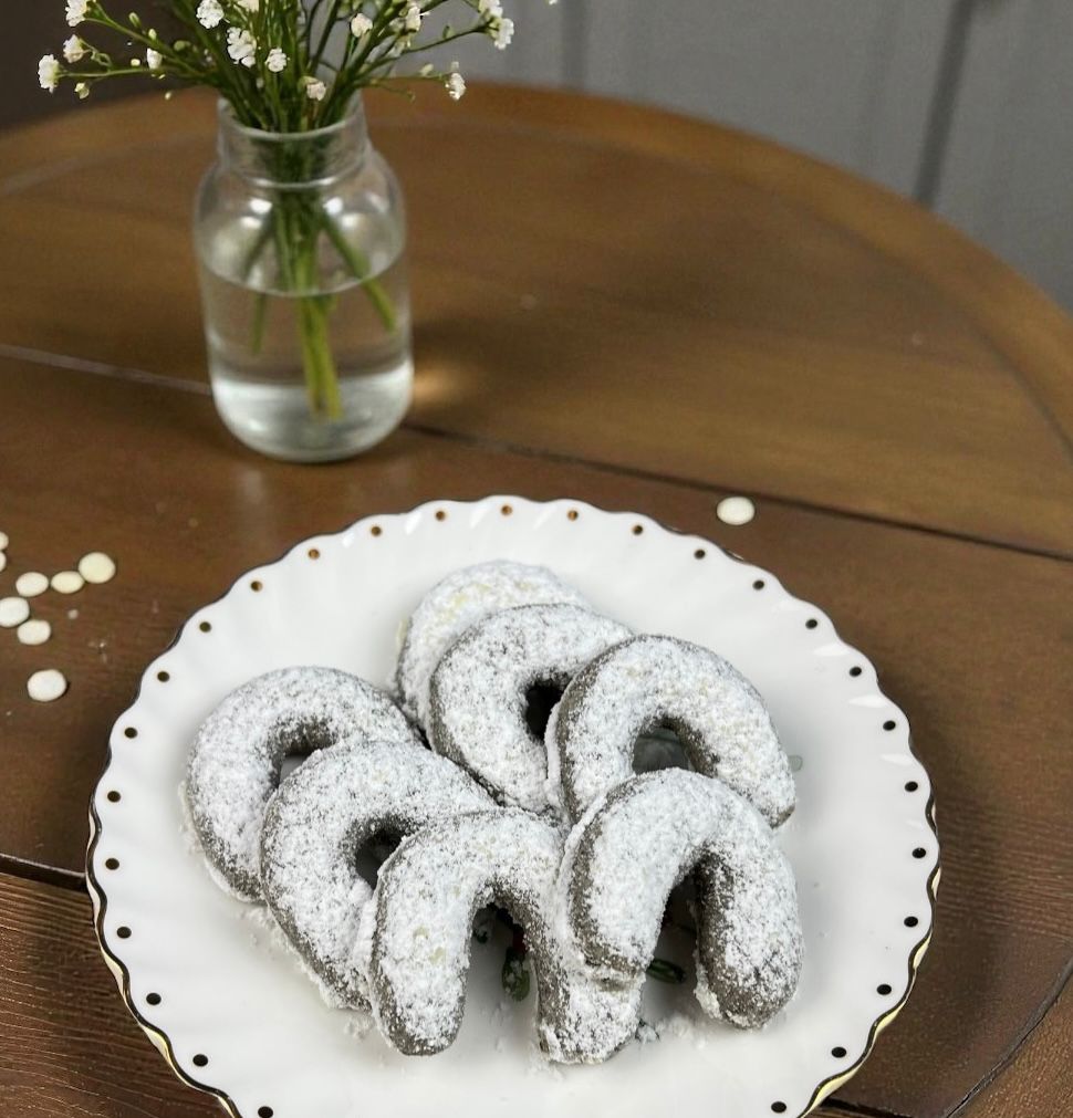 Poppyseed Crescents: A twist on a holiday classic